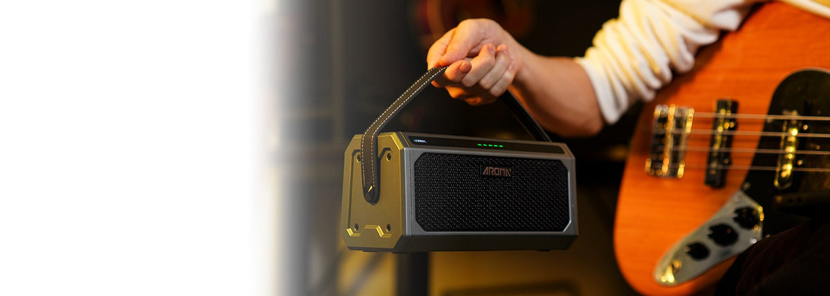 Aroma TG-08B portable bass amplifier in use